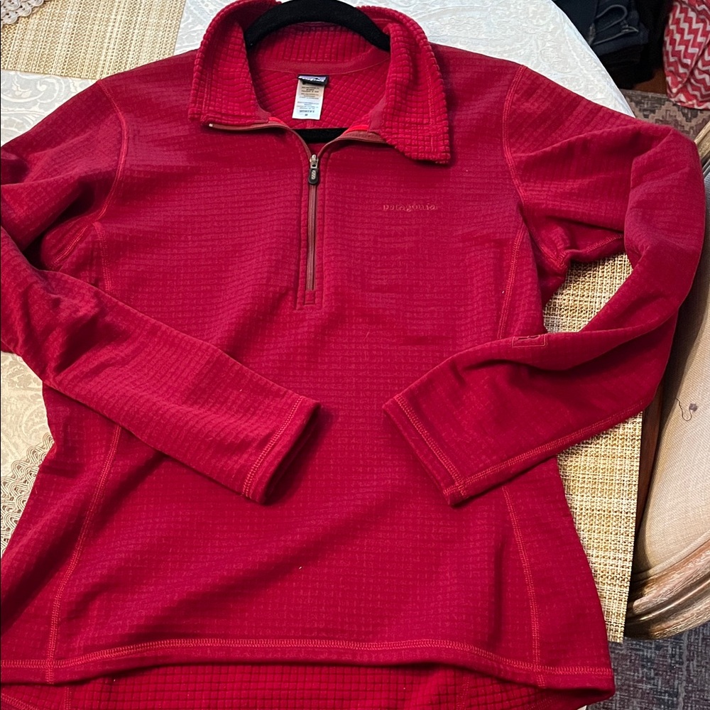 Patagonia Women’s Medium Red Zip-Up Top in EUC